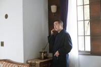 松尾スズキ扮する犬神金之助。 (c)テレビ東京