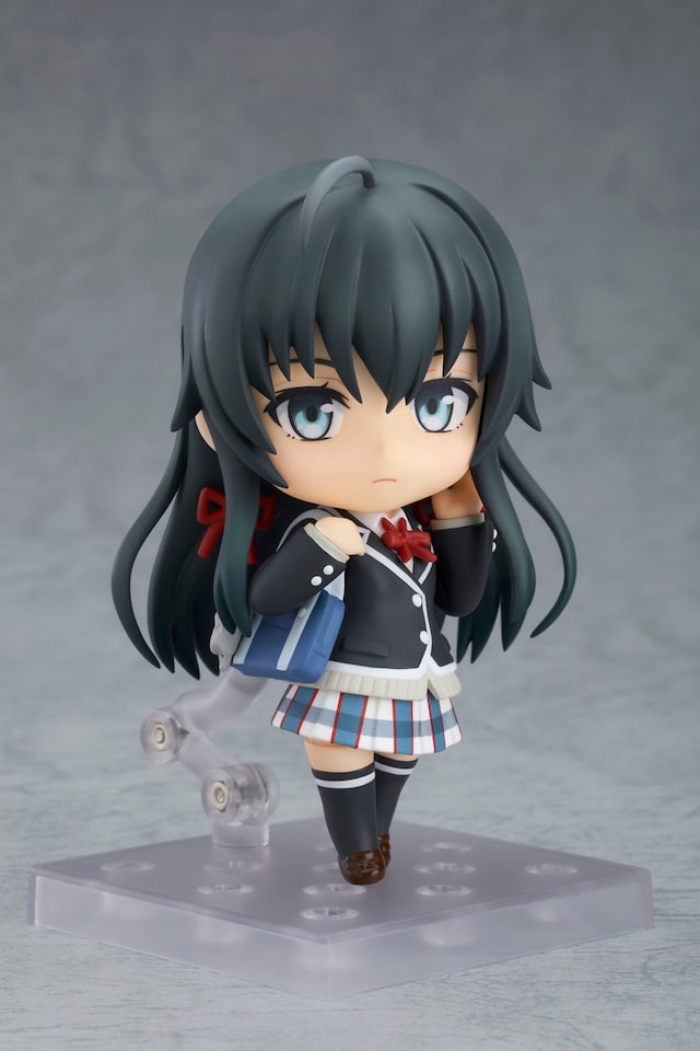 「ねんどろいど 雪ノ下雪乃」オプションパーツの学生鞄を組み合わせた様子。