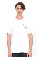 Tシャツ「パンチ エンブロイダリー」の着用イメージ。