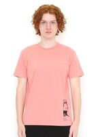 オンラインショップ限定Tシャツ「幼なじみ」の着用イメージ。