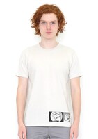 オンラインショップ限定Tシャツ「リンゴです」の着用イメージ。