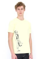 Tシャツ「新田由加」の着用イメージ。