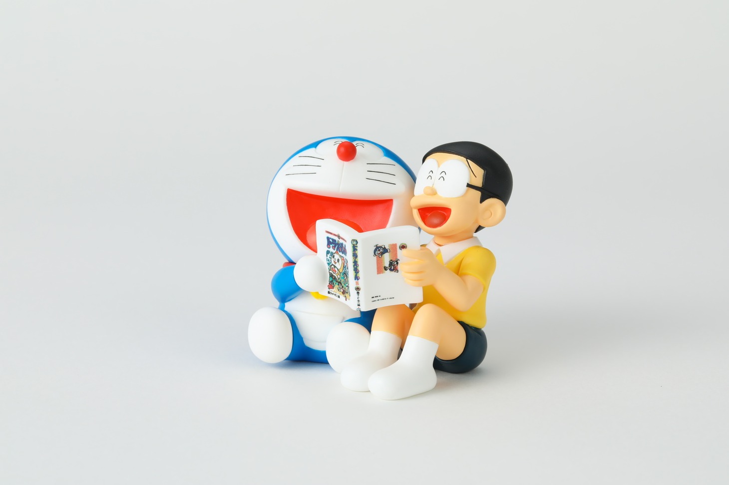 「ドラえもん&のび太 100年後もまんがを読んで爆笑フィギュア」