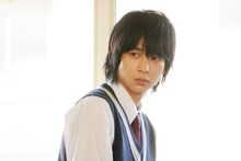 鈴木仁扮する四条。