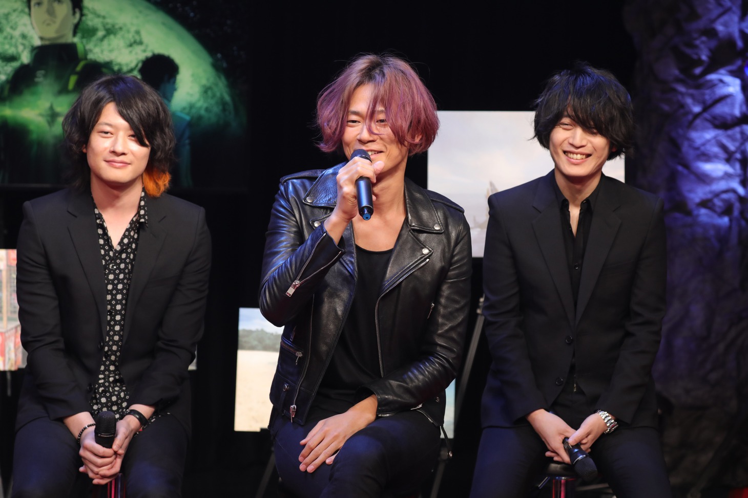 [Alexandros]のメンバー。左からベース＆コーラスの磯部寛之、ボーカルの川上洋平、ギターの白井眞輝。