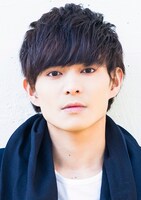 ハウザー役の川隅美慎。