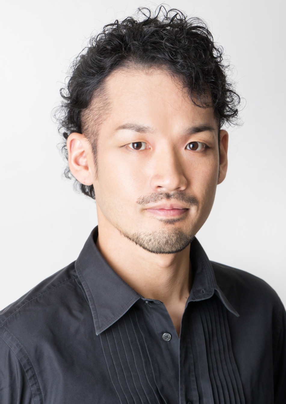スレイダー役の奈良坂潤紀。
