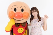 左からアンパンマン、深田恭子。