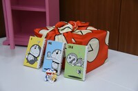 「100年ドラえもん」に収録される3巻と「超大型タイムふろしき」、「ドラえもん＆のび太 100年後もまんがを読んで爆笑フィギュア」のサンプル。