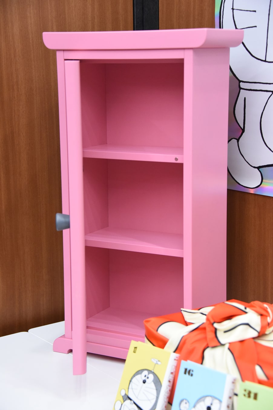 どこでもドア型本棚」のサンプル。 - 愛蔵版「100年ドラえもん」装幀の 