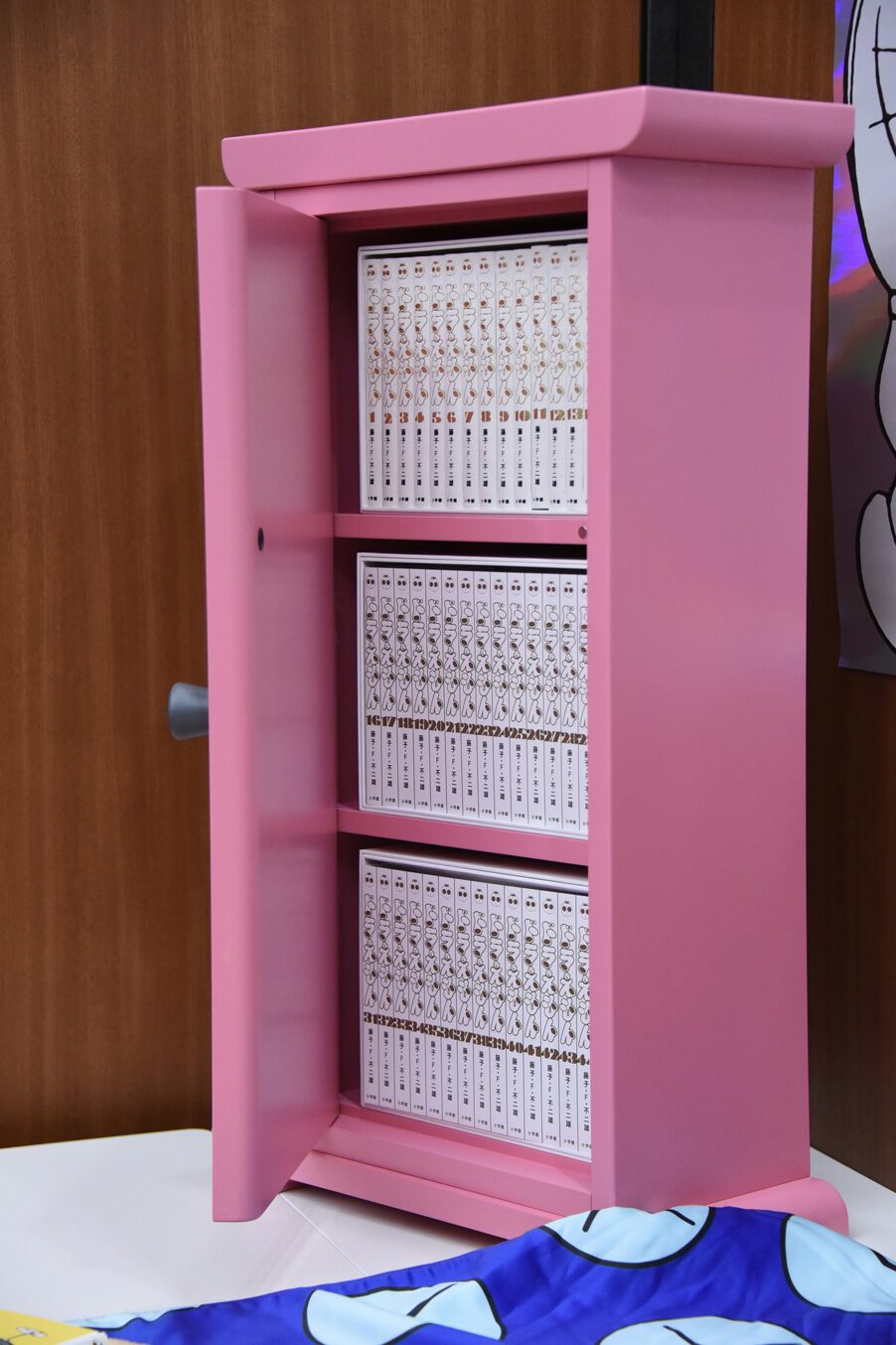 どこでもドア型本棚」のサンプルに「100年ドラえもん」45巻の見本が 