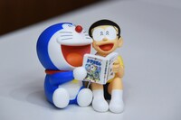 説明会でお披露目された「ドラえもん＆のび太 100年後もまんがを読んで爆笑フィギュア」のサンプル。