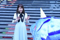 ガブモンに手を振る高山一実。