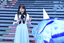 ガブモンに手を振る高山一実。