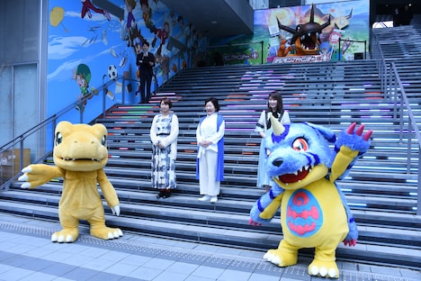 前列左からアグモン、ガブモン。後列左から三瓶由布子、坂本千夏、高山一実。