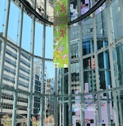 渋谷ストリーム館内に飾られている「デジモンアドベンチャー：」の大型バナー。