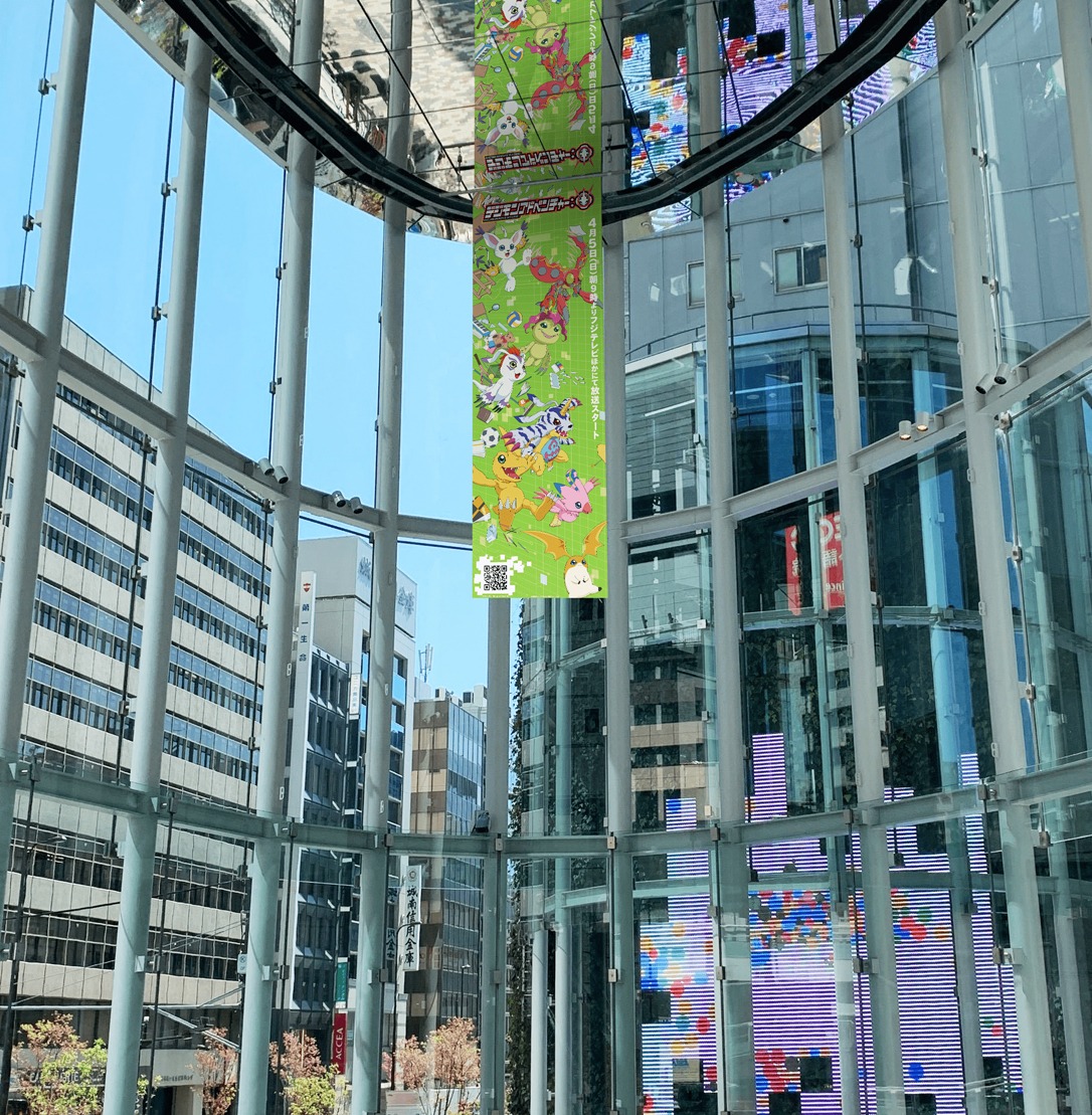 渋谷ストリーム館内に飾られている「デジモンアドベンチャー：」の大型バナー。