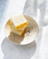 「猫村さんのrose取り皿」と「卵ときゅうりのサンドイッチ」。(c)マガジンハウス