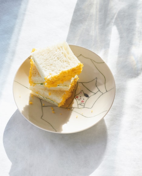 「猫村さんのrose取り皿」と「卵ときゅうりのサンドイッチ」。(c)マガジンハウス