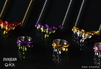 「メルティーメルトネックレス」（上段）、「メルティーメルトリング」（下段）。