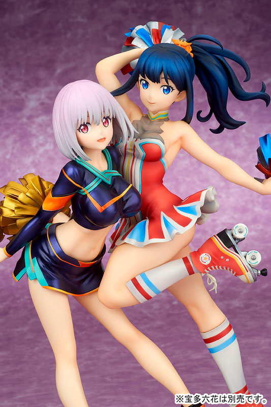 フィギュア「宝多六花 チアガールstyle」とフィギュア「新条アカネ チアガールstyle」を並べたところ。