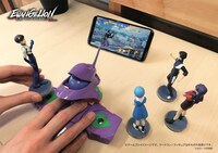 「エヴァンゲリオン バトルフィールズ」コントローラー、ゲーミングフィギュアの使用イメージ。