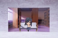 「図書館に届いたベンチ」が描かれた中台紙を背景に「ねんどろいど 三色院菫子」を飾った様子。