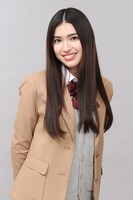 森岡麻美役の長見玲亜。