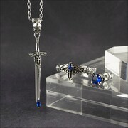 左からセイバーをモチーフにしたペンダント、リング、ピアス。