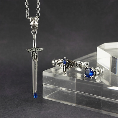 左からセイバーをモチーフにしたペンダント、リング、ピアス。