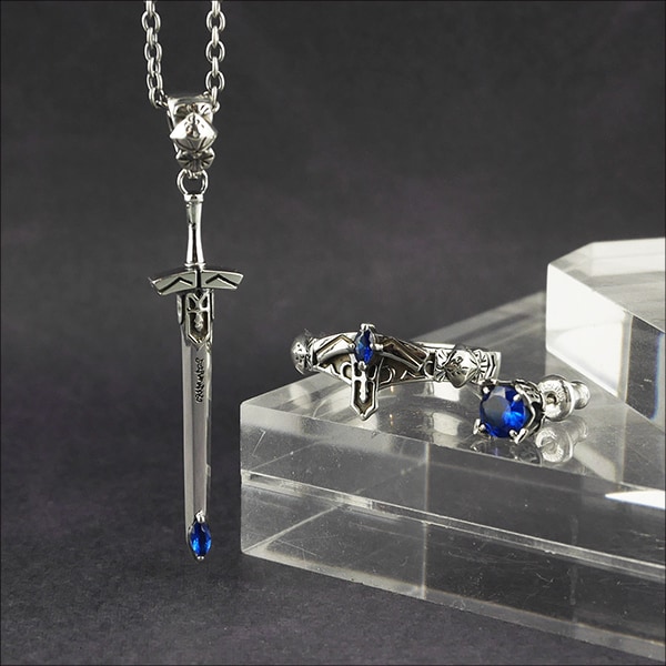 左からセイバーをモチーフにしたペンダント、リング、ピアス。