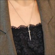 セイバーモチーフペンダントの着用イメージ。