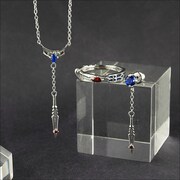 左からランサーをモチーフにしたペンダント、リング、ピアス。