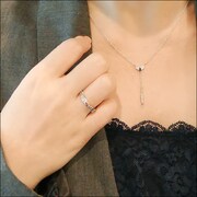 ランサーモチーフリング、ペンダントの着用イメージ。