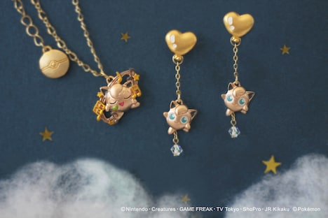 「プリン ネックレス」（左）、「プリンと風船 ピアス」（右）。