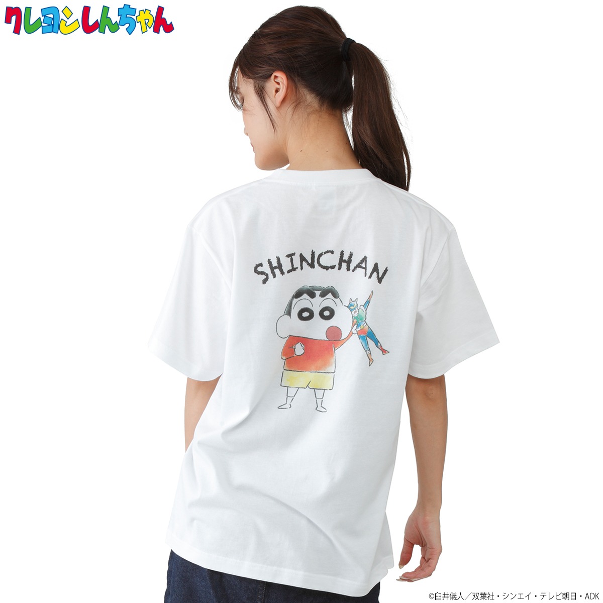 「クレヨンしんちゃん OMOCHABOKO ポケット付きTシャツ」着用イメージ。