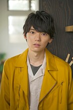 狐塚光臣役を演じる古川雄輝。