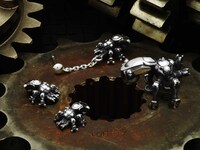 「攻殻機動隊 SAC_2045」のシルバーアクセサリー。