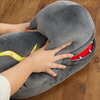 「戦姫絶唱シンフォギアG ネフィリム腕枕ぬいぐるみ」