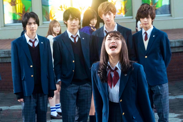 映画「私モテ」颯爽と街を歩くイケメンDK、興奮が隠しきれない花依など新規場面写真 コミックナタリー