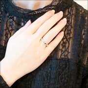 TVアニメ「ありふれた職業で世界最強」に登場する「魔晶石の指輪」をモチーフにしたリングの着用例。