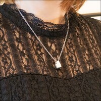 TVアニメ「ありふれた職業で世界最強」に登場する「オルクスの指輪」をモチーフにしたペンダントの着用例。