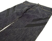 「プラグスーツ デザインジーンズ」(c)カラー