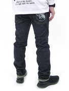 「プラグスーツ デザインジーンズ」の着用例。