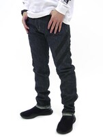 「プラグスーツ デザインジーンズ」の着用例。