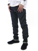 「プラグスーツ デザインジーンズ」の着用例。