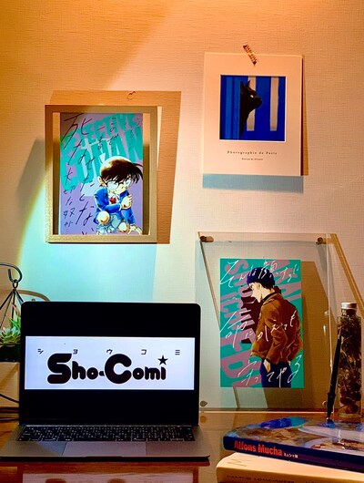 「コナンと赤井があなたを助けにくるビジュアルボード」の使用イメージ。なおビジュアルボードはイラストが両面に印刷された1枚となっている。