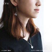 ピアスとネックレスの着用イメージ。