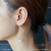 ピアスの着用イメージ。