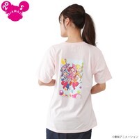 「おジャ魔女どれみ 20周年記念 バックプリントTシャツ」ピンクの着用イメージ。